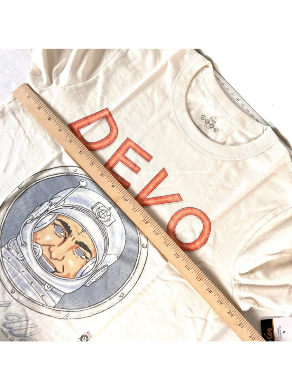 Devo 1981 Tour Retro Tribute Mens Lee T-Shirt size Small 41x27 Beautiful World